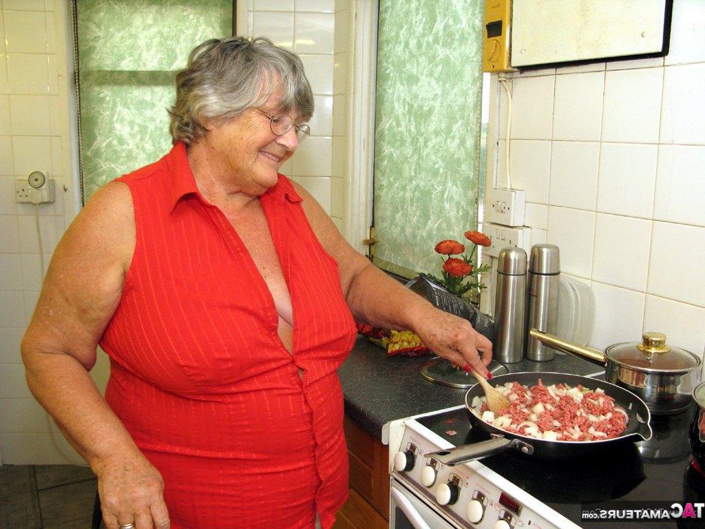 20P La abuela obesa Libby se masturba con verduras después de cocinar