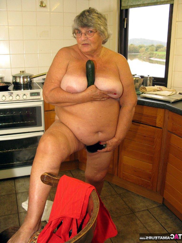 20P La abuela obesa Libby se masturba con verduras después de cocinar