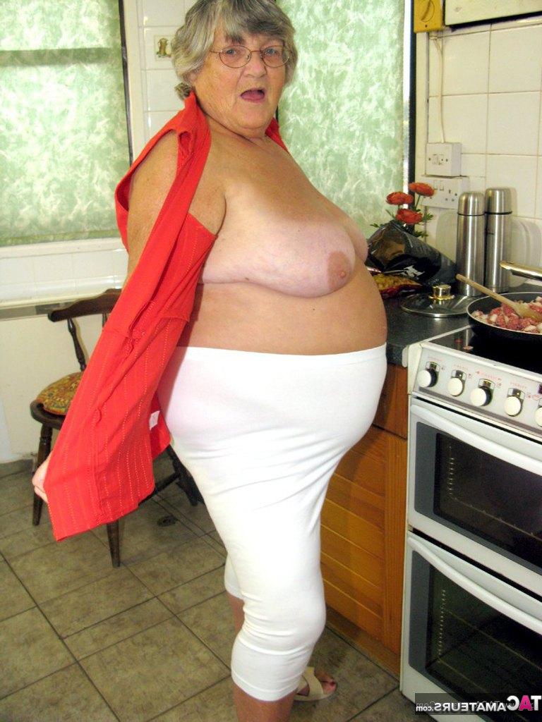 20P La abuela obesa Libby se masturba con verduras después de cocinar