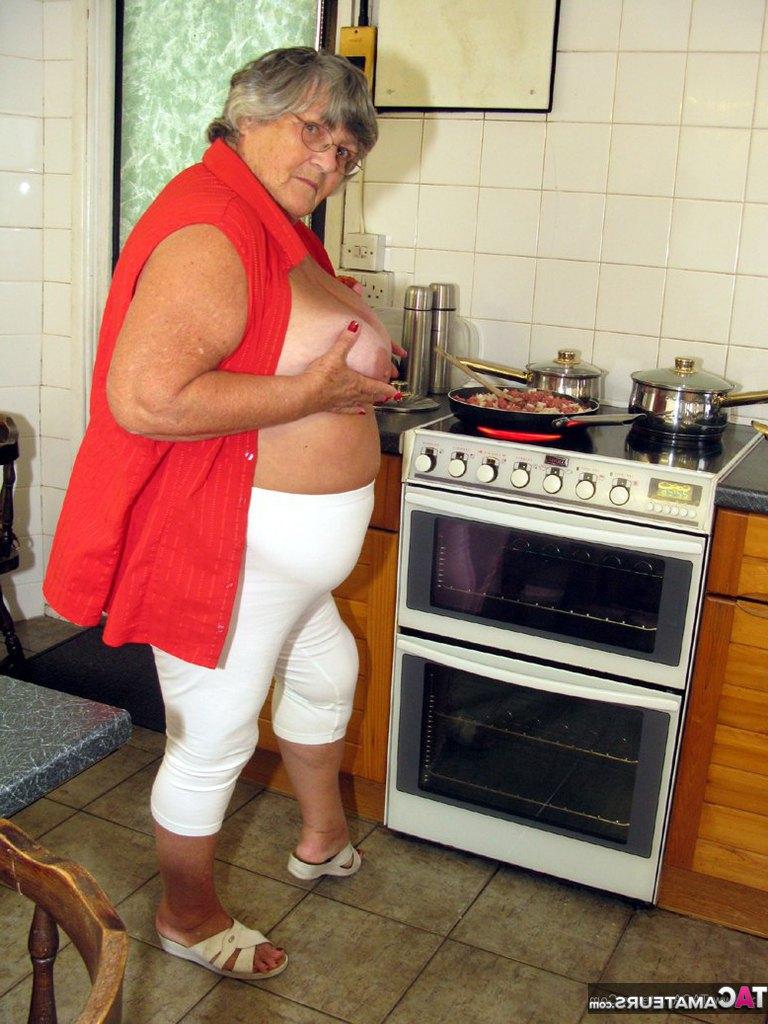 20P La abuela obesa Libby se masturba con verduras después de cocinar