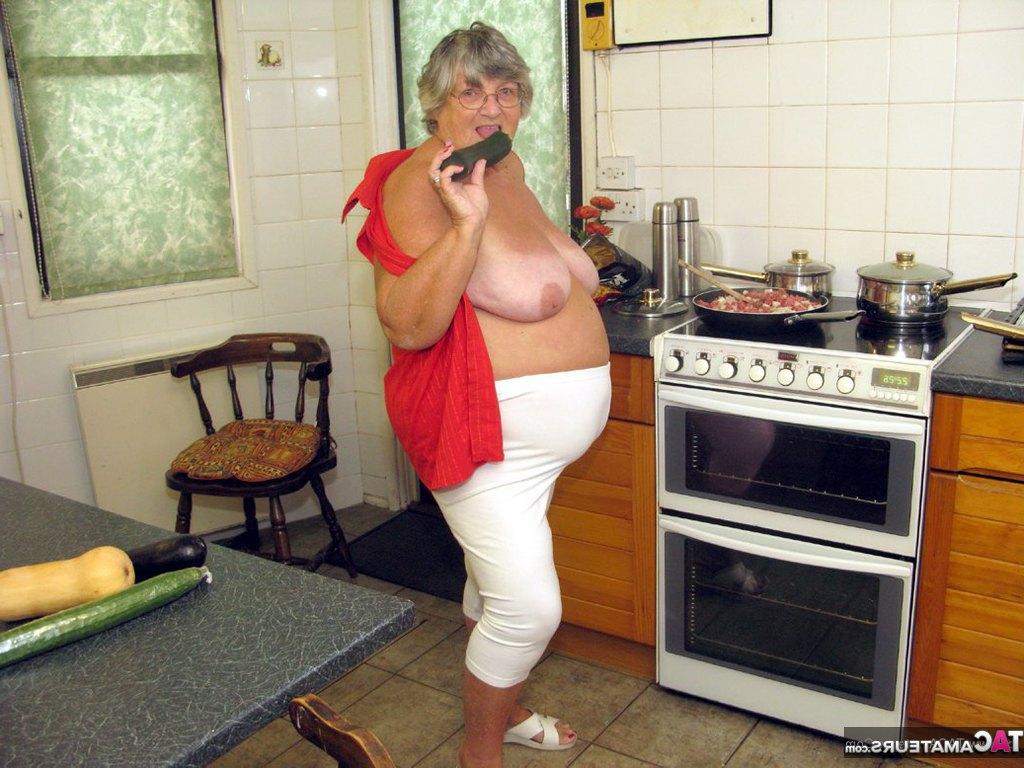 20P La abuela obesa Libby se masturba con verduras después de cocinar