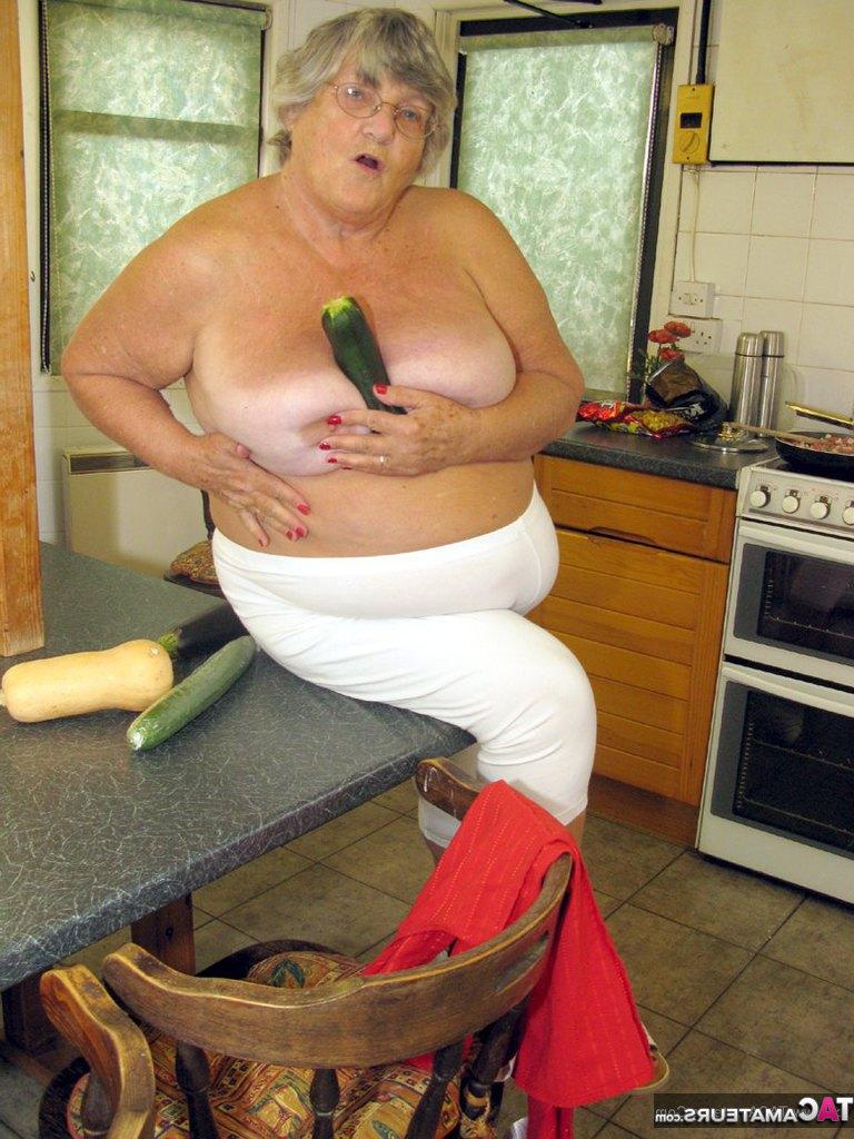 20P La abuela obesa Libby se masturba con verduras después de cocinar