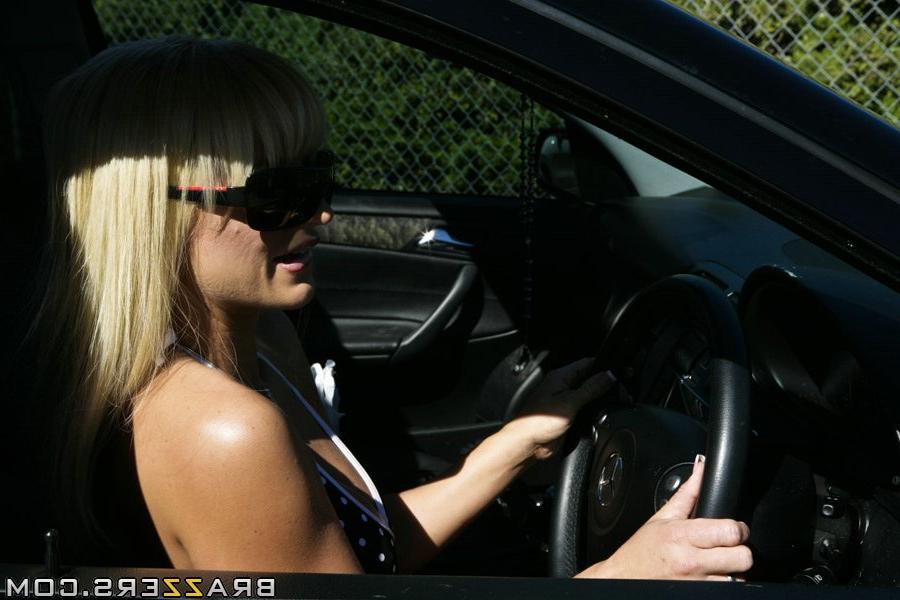 20P Loira peituda MILF Brooke Belle dá cabeça e fica facializada depois de foder buceta