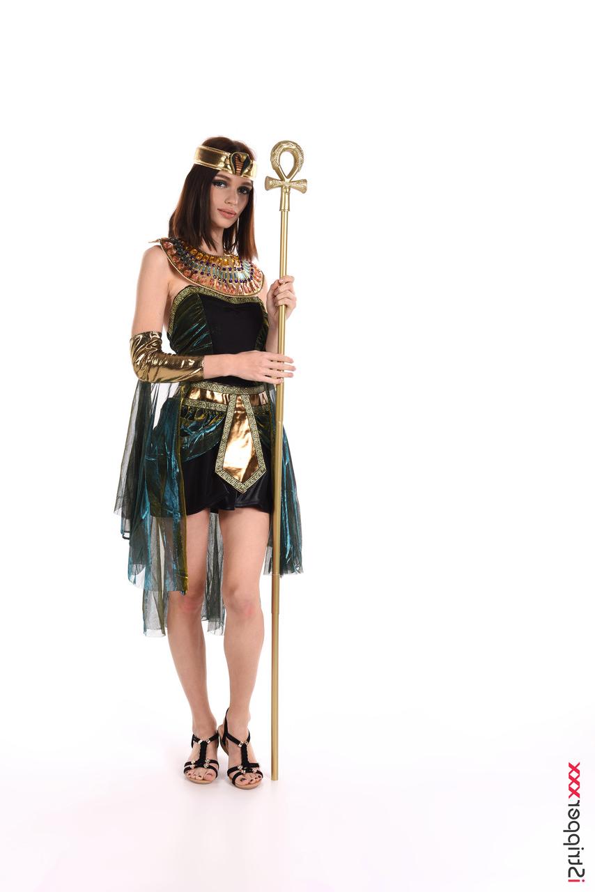 15P Linda garota Qualquer Moloko brinca com sua buceta enquanto usa uma roupa de cosplay