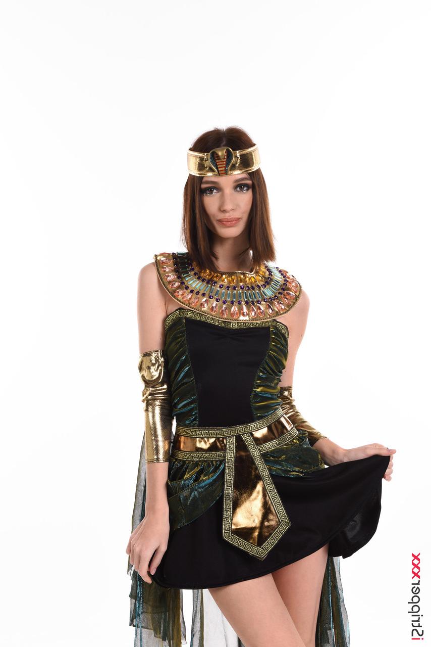 15P Linda garota Qualquer Moloko brinca com sua buceta enquanto usa uma roupa de cosplay