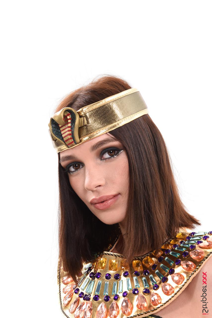 15P Linda garota Qualquer Moloko brinca com sua buceta enquanto usa uma roupa de cosplay