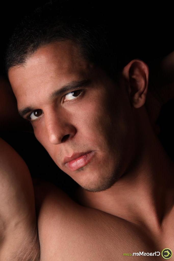 20P Un beau mec gay tatoué aux muscles chauds, Alexandro, sort sa grosse trique