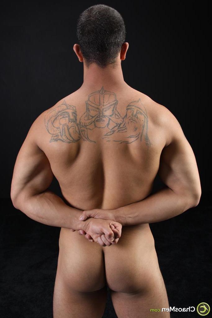 20P Un beau mec gay tatoué aux muscles chauds, Alexandro, sort sa grosse trique