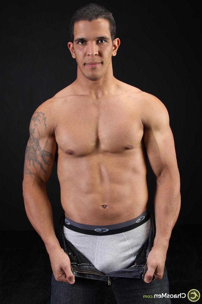 20P Un beau mec gay tatoué aux muscles chauds, Alexandro, sort sa grosse trique