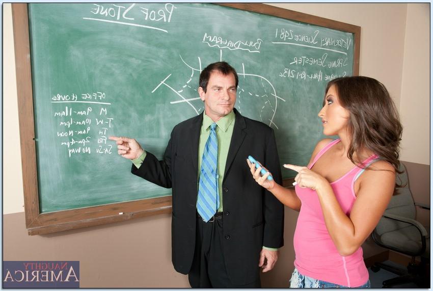 20P Colegial latina com peitos grandes Adriana Kelly transa com o pau de um professor pervertido
