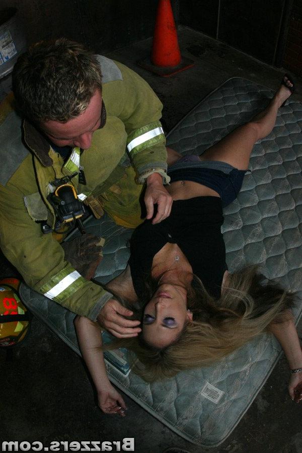 20P La cachonda Savannah Jane follada en su coño tatuado por un bombero más guapo