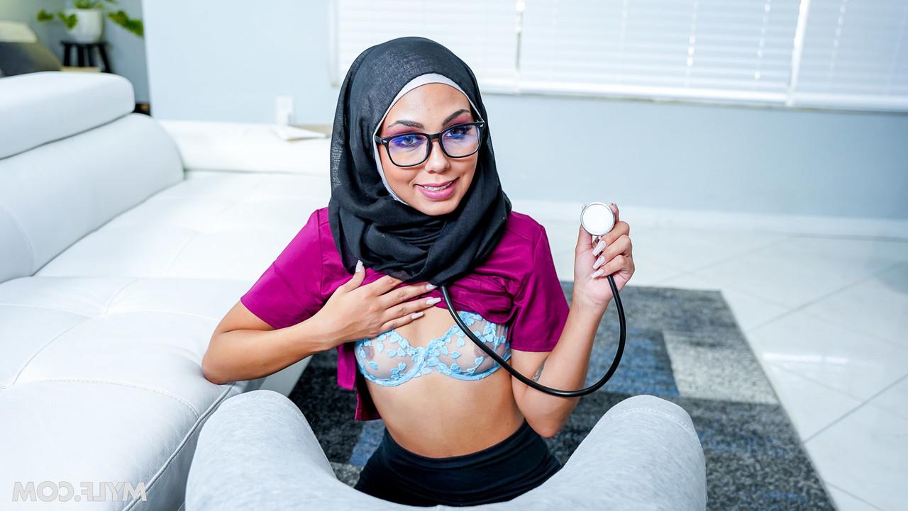 20P Doctor Vivianne DeSilva & her assistant Bianca Bangs screw an injured guy