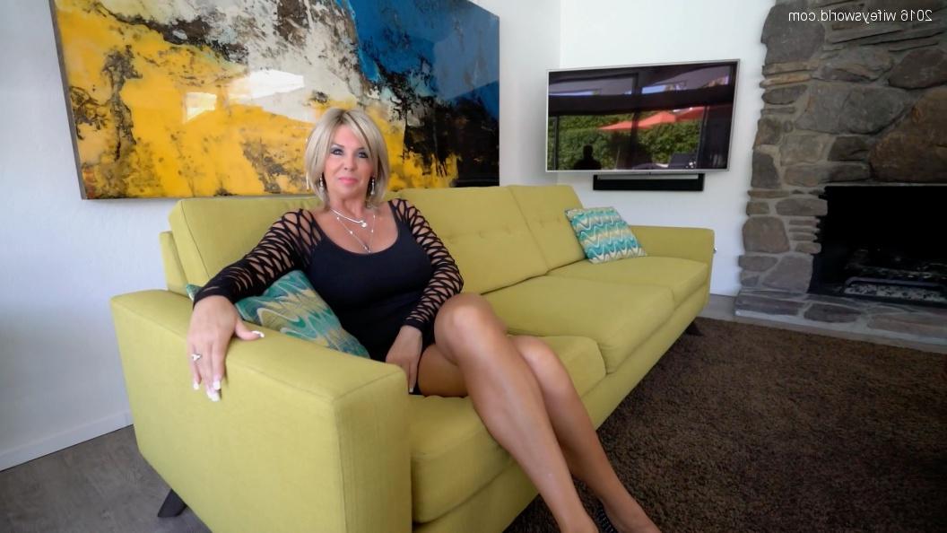 10P Die wunderschöne vollbusige Frau entblößt ihre perfekten riesigen Brüste und nimmt einen POV-Bissen