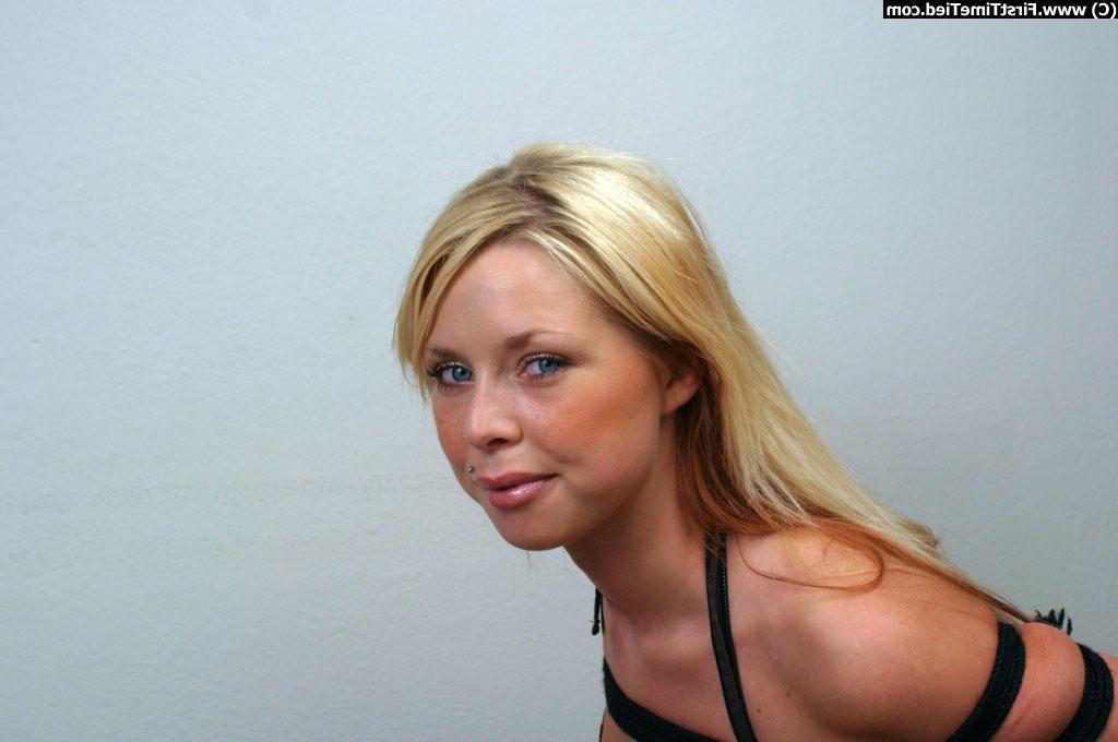 12P Blauäugiges blondes Mädchen kämpft mit angezogener Kleidung gegen Seile und Würgen