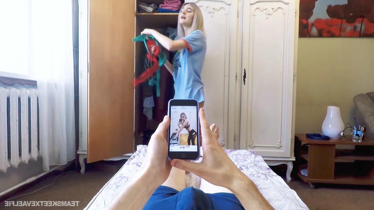 20P Die kleine russische Teenagerin Eva Elfie zeigt ihre großen Titten, bevor sie einen harten Schwanz abmelkt
