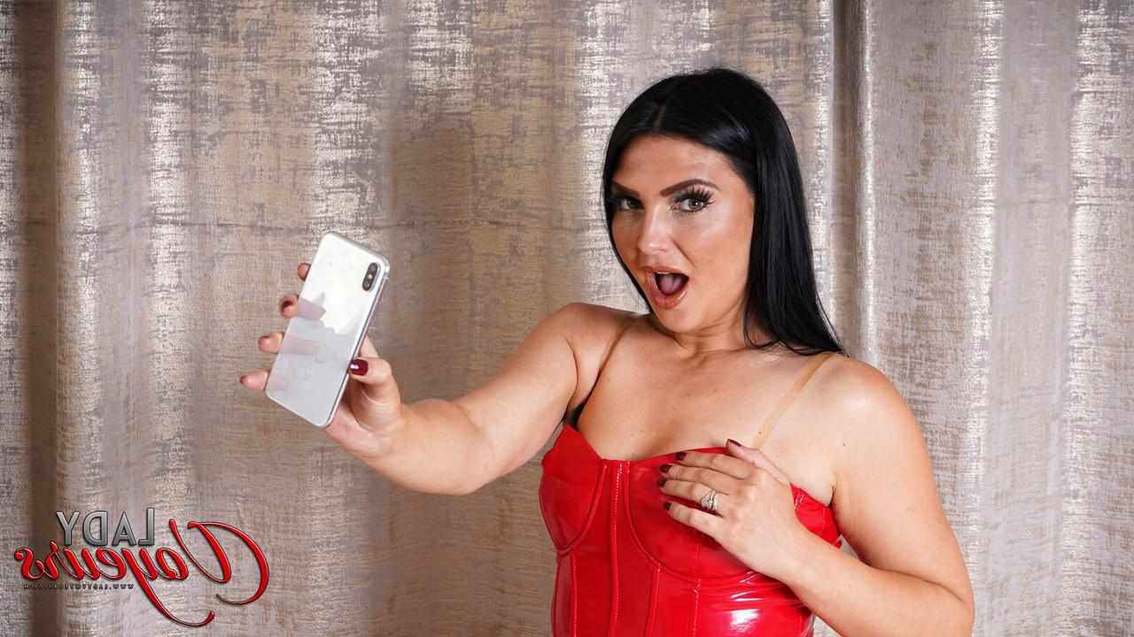 17P Die heiße britische Brünette Roxee Couture macht ein Selfie, bevor sie sich nackt auszieht