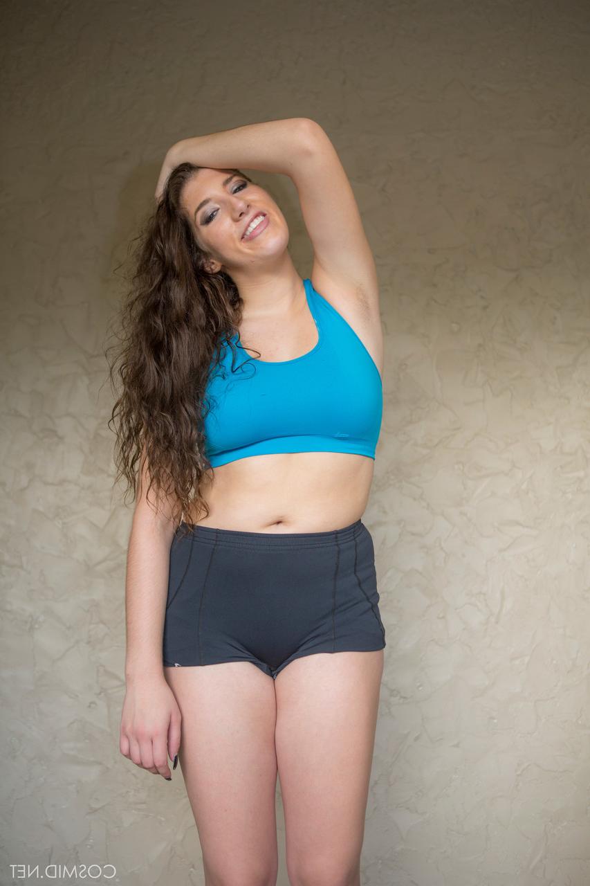 16P A modelo rechonchuda Lacey Benjamin revelando seus lindos peitos grandes usando calcinha sexy