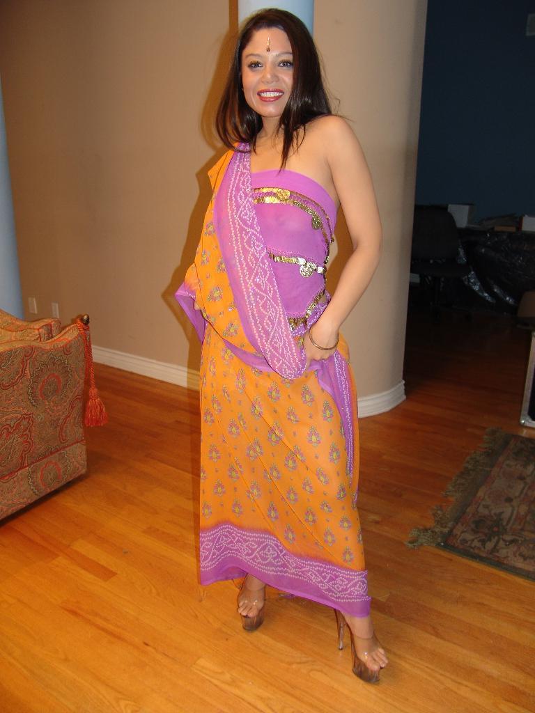 16P Die indische MILF Luccia Reyes hat Sex mit ihrem Freund auf einer Couch