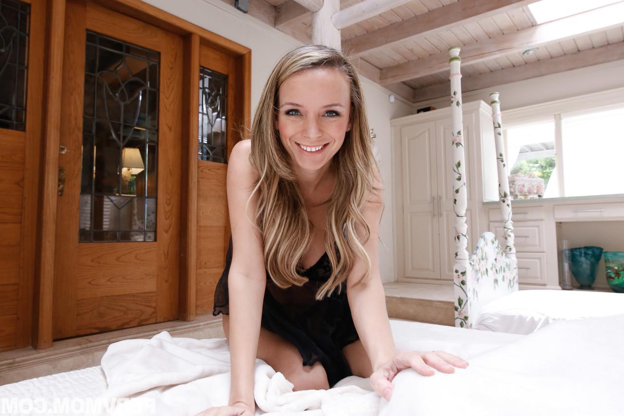 17P Impresionante rubia con grandes tetas y cuerpo sexy frotándose el coño en un clip casero