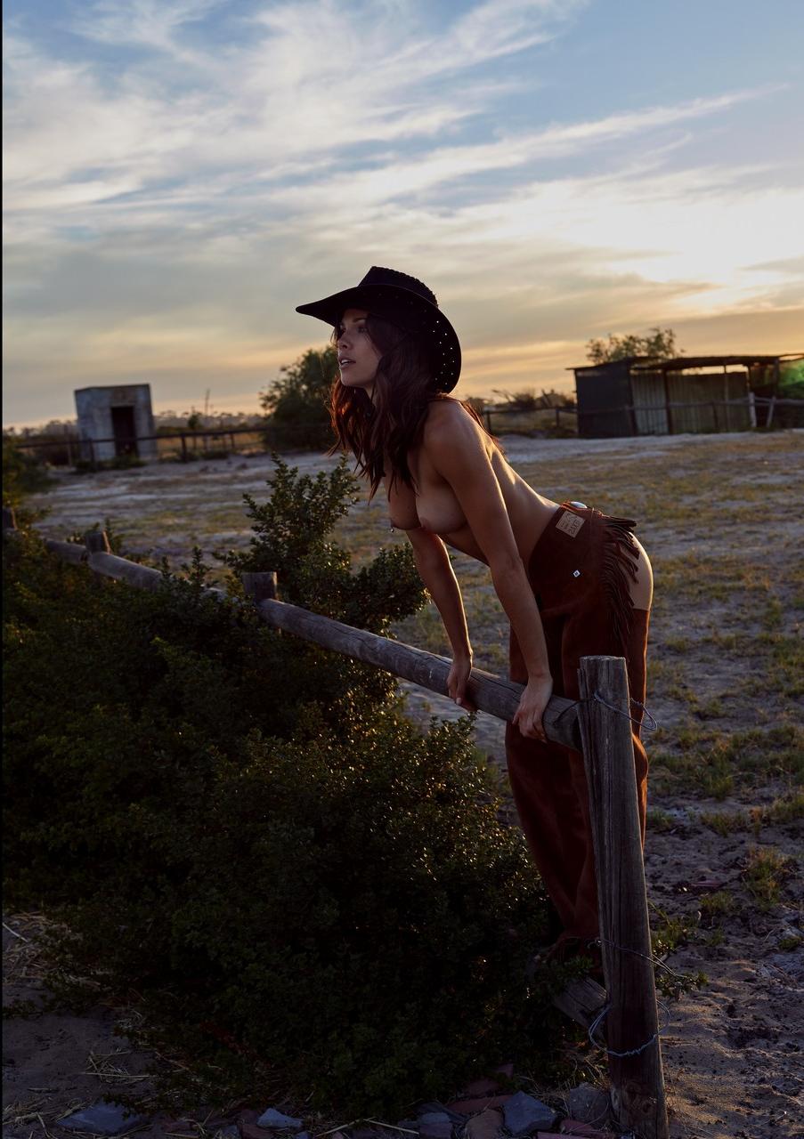 16P Das heiße deutsche Cowgirl Katerina Giannoglou posiert halbnackt auf ihrer Ranch