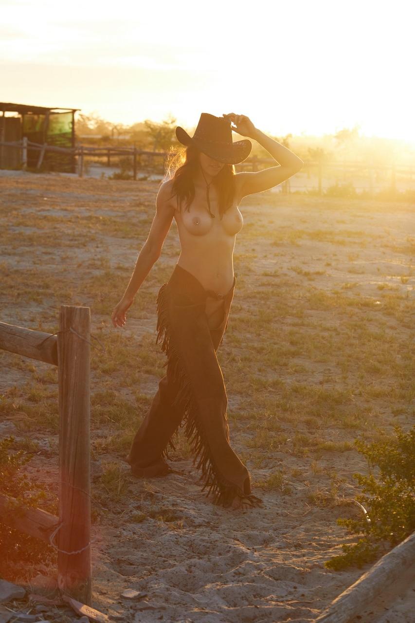 16P Das heiße deutsche Cowgirl Katerina Giannoglou posiert halbnackt auf ihrer Ranch