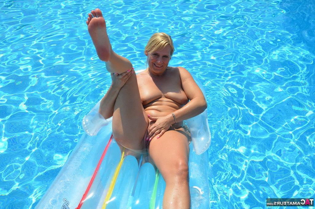 20P Sweet Susi, une femme mûre et épaisse, écarte les jambes alors qu'elle est nue sur un matelas pneumatique.