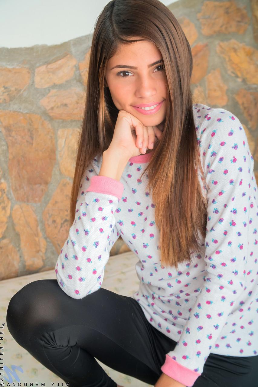 20P A linda adolescente venezuelana Mily Mendoza dedilha sua buceta raspada enquanto se espalha