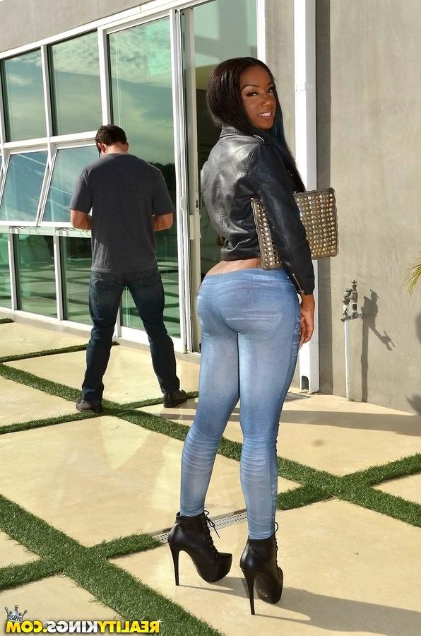 12P Linda mulher negra usa seu grande saque para conseguir todo o pau que ela quer