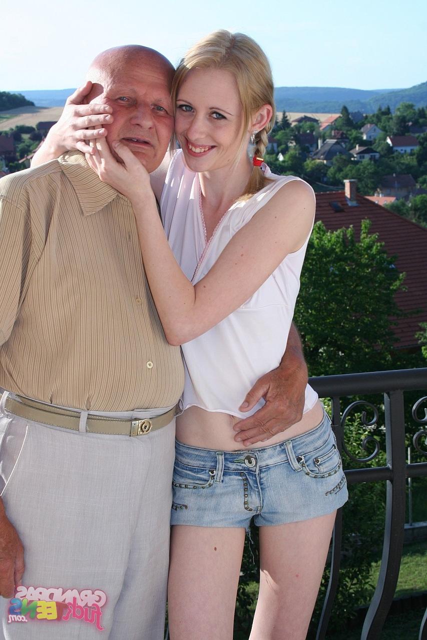 16P Une fille mince avec une poitrine naturelle s'engage dans des relations sexuelles avec un vieux grand-père chauve