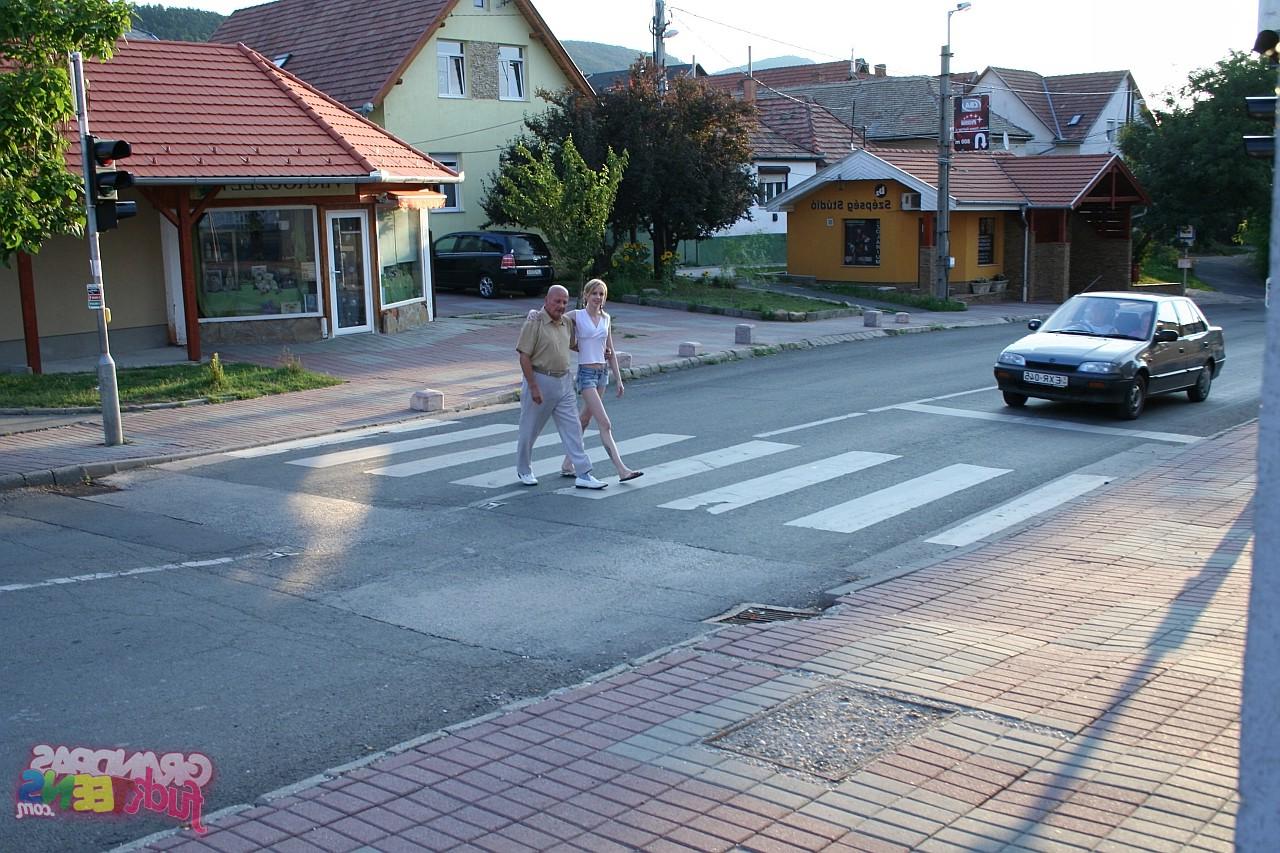 16P Une fille mince avec une poitrine naturelle s'engage dans des relations sexuelles avec un vieux grand-père chauve