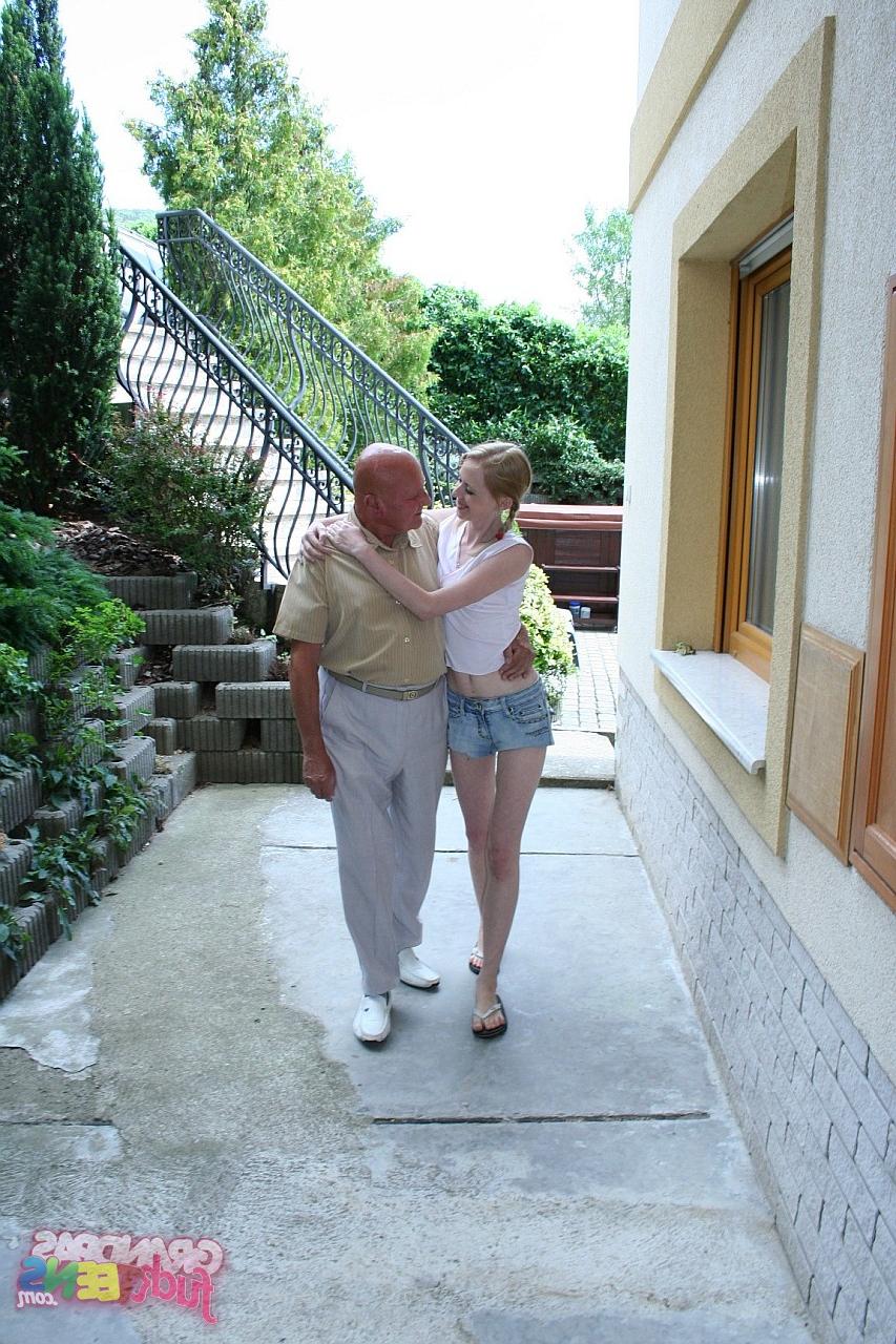 16P Une fille mince avec une poitrine naturelle s'engage dans des relations sexuelles avec un vieux grand-père chauve