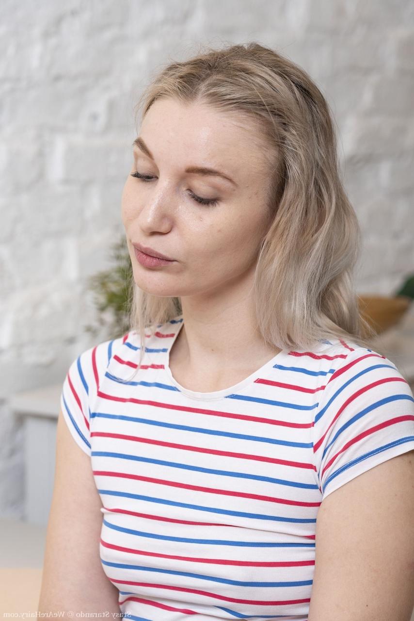 20P Die blonde Teenagerin Stasy Starando zieht ihre Kleidung aus und lässt sich mit Körperbemalung schmutzig machen