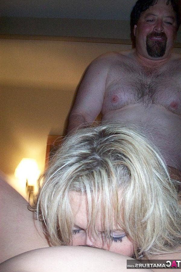 20P La MILF amateur Reba et sa collègue aux gros seins partagent une bite après un rapport sexuel lesbien.