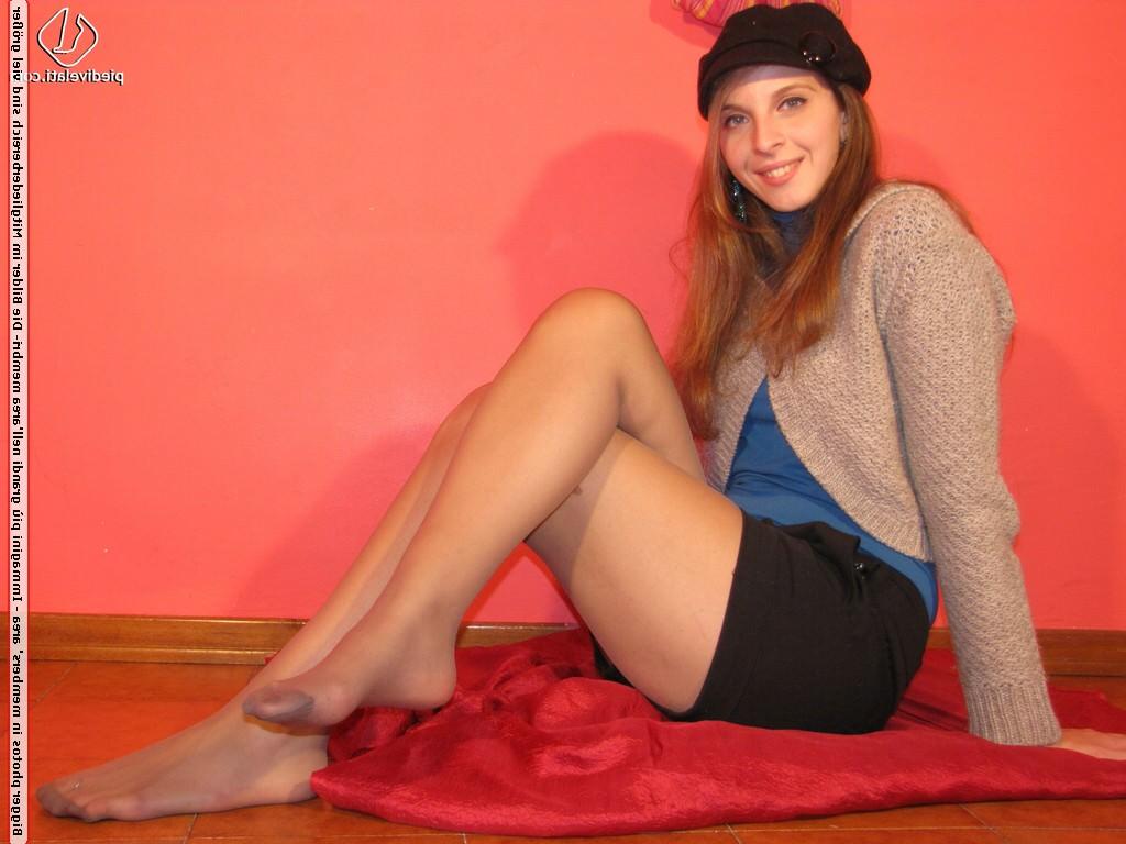15P Bonita pelirroja se quita el sombrero y los tacones funky mientras usa pantimedias