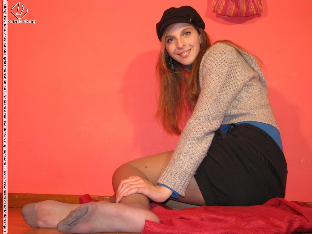 15P Bonita pelirroja se quita el sombrero y los tacones funky mientras usa pantimedias