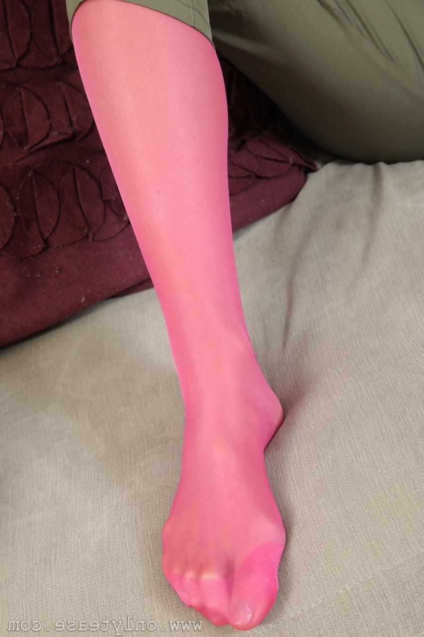 20P Linda gata amadora Porchia W tira a meia-calça rosa e exibe seus peitos grandes