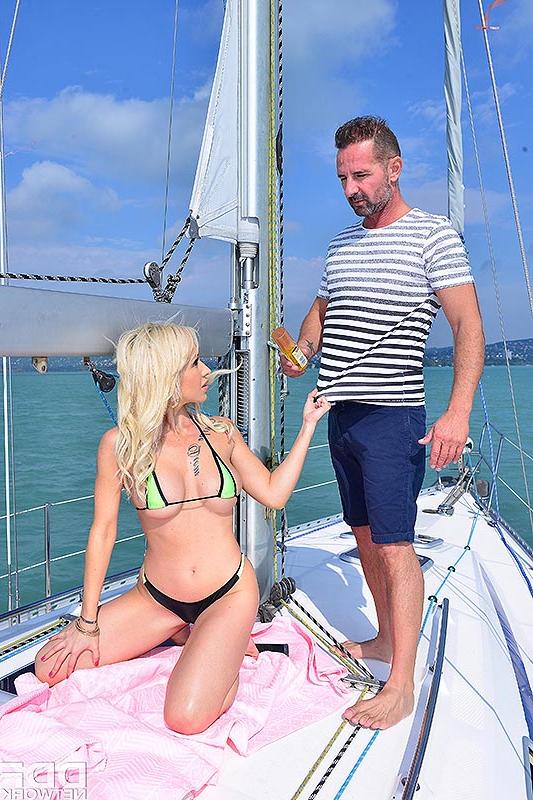 12P Die platinblonde Christina Shine befreit während eines Segelboot-BJ ihre Titten aus ihrem Bikini