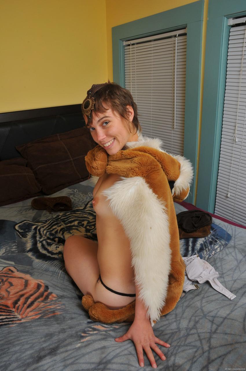 20P A encantadora adolescente amadora Artemisia mostra seus pés quentes, bunda grande e buracos peludos