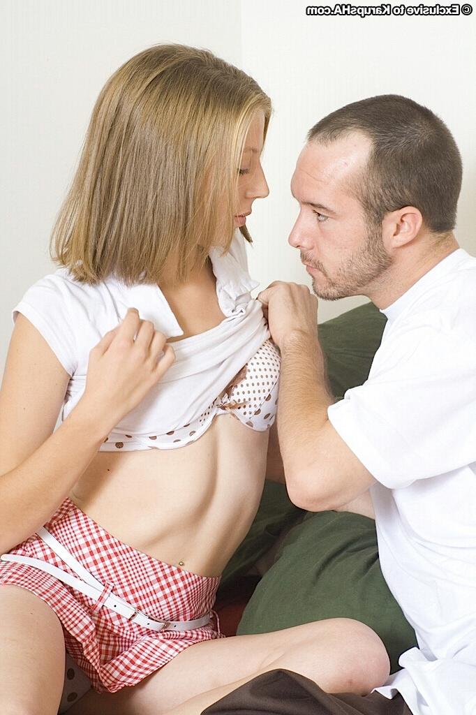 16P La pequeña amateur Chastity chupa una polla y se la follan en el coño a lo perrito