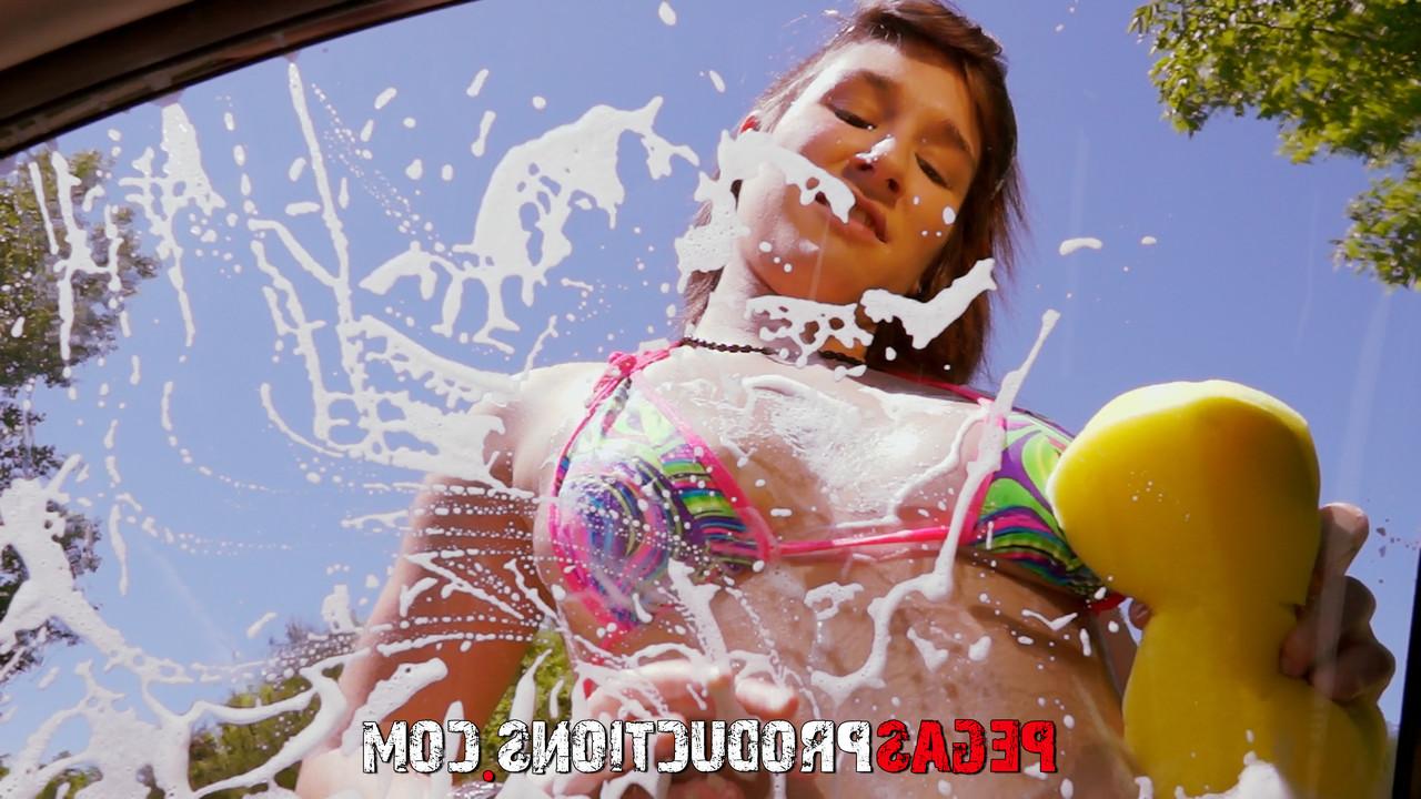 20P Amadores gostosos Jessie Storm e Lucia Blue provocam seus peitos grandes em um lava-rápido