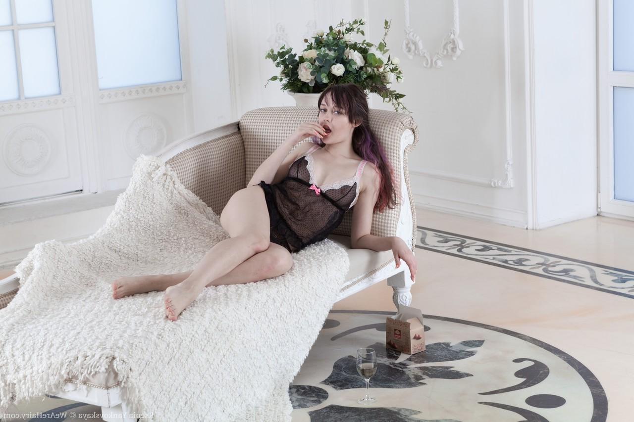 17P Sexy emo babe Ksenia Yankovskaya posa em solo quente e mostra seu regalo