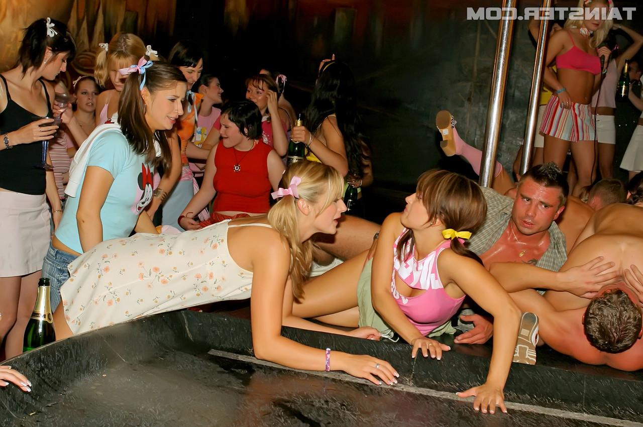 15P Las fiesteras se vuelven más relajadas que relajadas con strippers masculinos en el menú