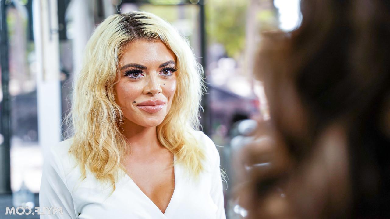 20P Coiffeuse sexy vêtue d'une robe colorée dévoile ses gros seins et baise sa cliente