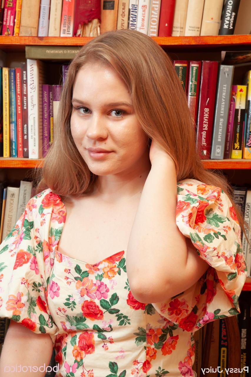 20P La jolie chatte russe Juicy se déshabille et montre ses gros seins à la bibliothèque.