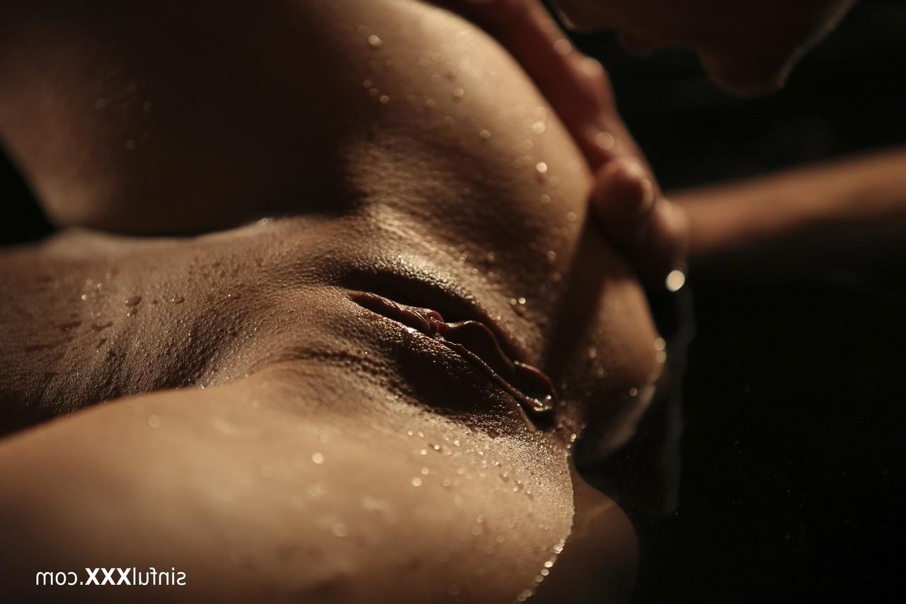 20P Francys Belle, latina aux gros seins, se fait bouffer la chatte et baiser dans l'eau.