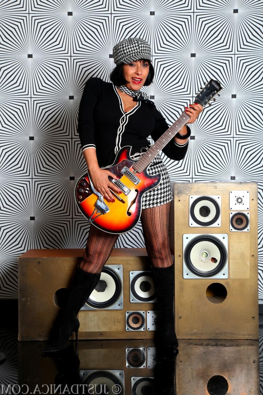 16P A garota britânica Danica Collins mostra seus peitos grandes e sua vulva depois de tocar guitarra