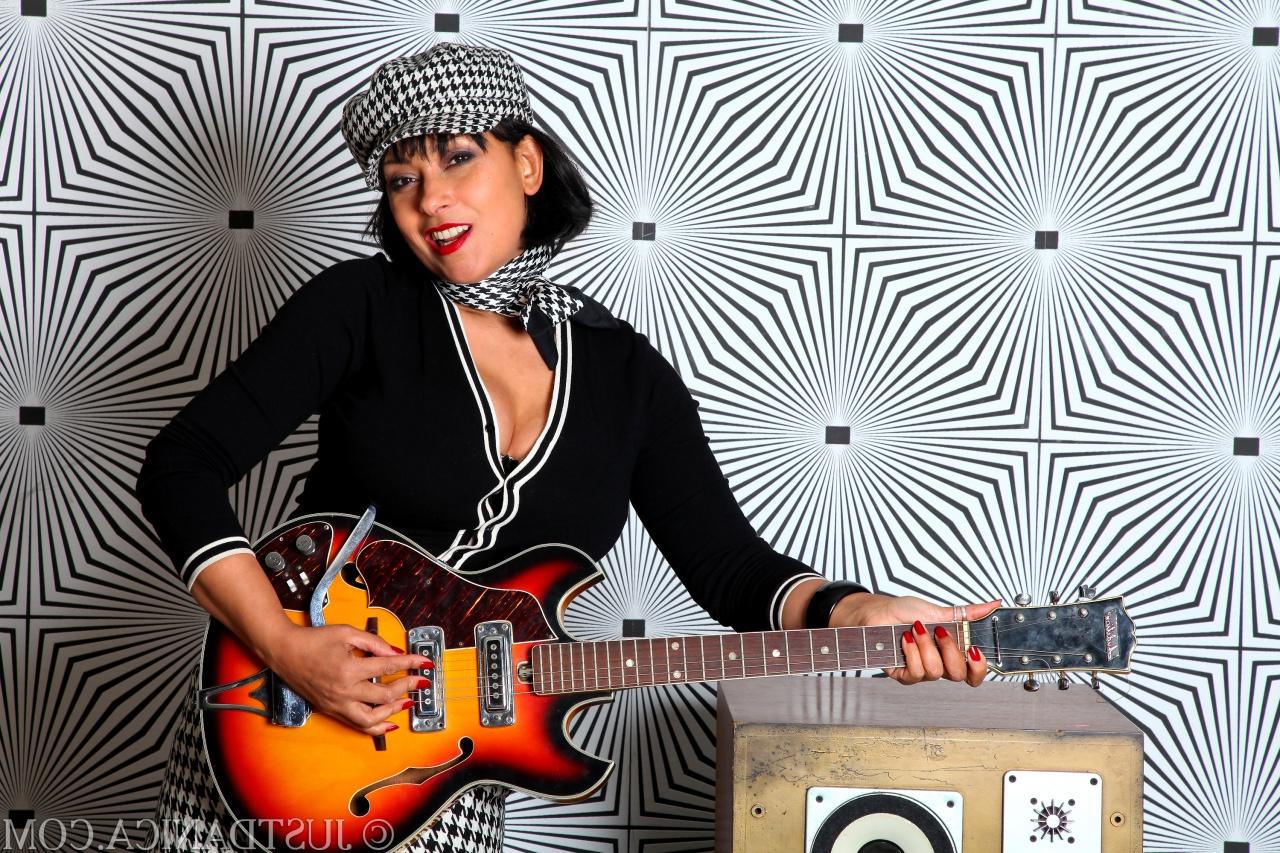 16P A garota britânica Danica Collins mostra seus peitos grandes e sua vulva depois de tocar guitarra