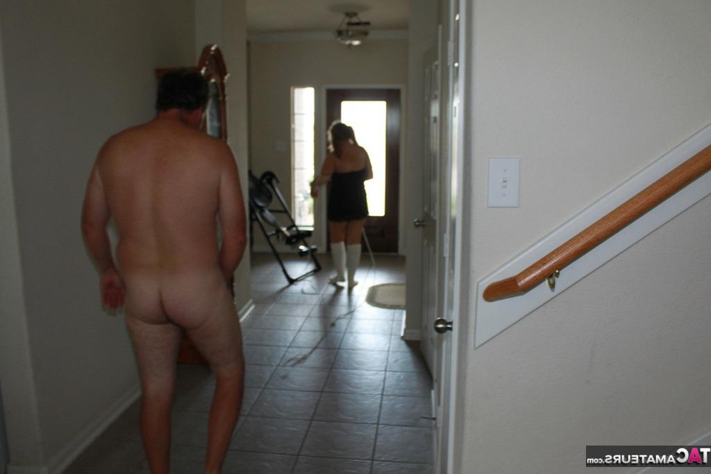 20P La grosse maman amateur Gangbang est retenue et baisée par des intrus à la maison.