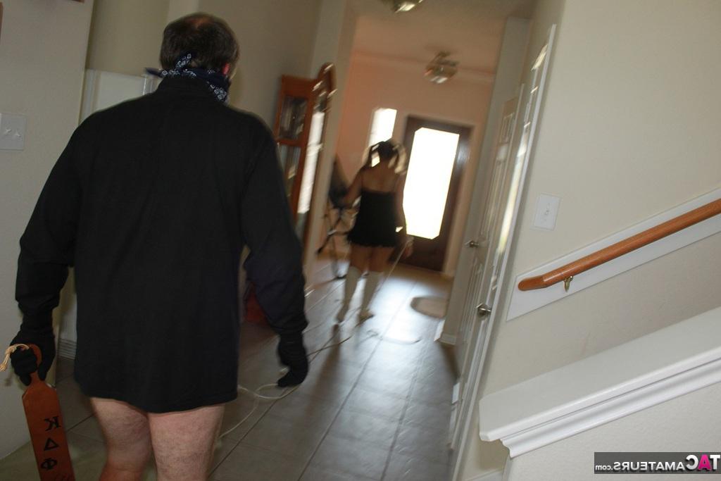 20P La grosse maman amateur Gangbang est retenue et baisée par des intrus à la maison.