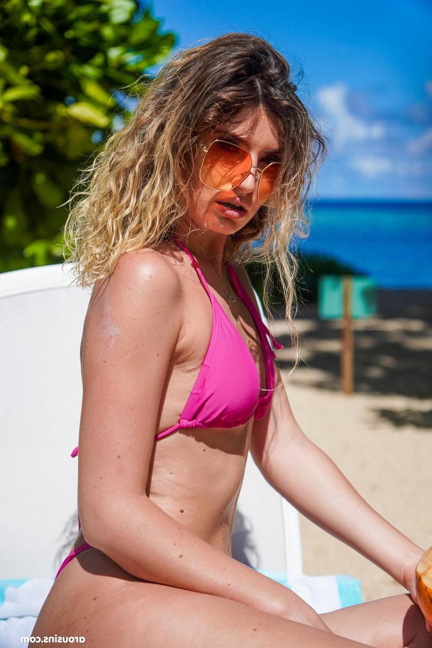 20P A gata sexy Candice Demellza faz topless enquanto brinca de biquíni ao ar livre